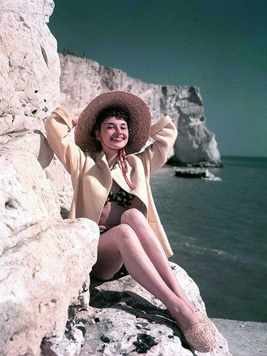 Michael Ochs Archives/Getty Audrey Hepburn by the beach, 1951 The advantages to a wide-brim hat like Hepburn's are twofold: extra sun protection and serious chicness. (photo/Agencies)