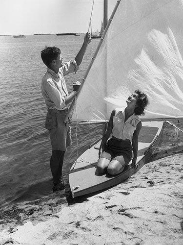 Jacqueline Kennedy and John F. Kennedy sailing in Hyannis Port, MA, 1955 Jackie O.'s loose, sleeveless button-down and not-too-short shorts make an ideal outfit for beach activities. 