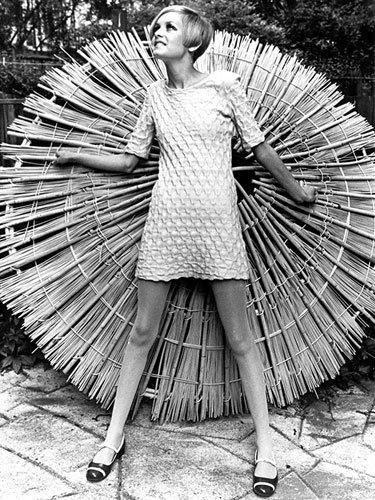 Twiggy posing for a photo shoot, 1966 A shift dress paired with flats make for a no-fail outfit that can go from day to night. (photo/Agencies)
