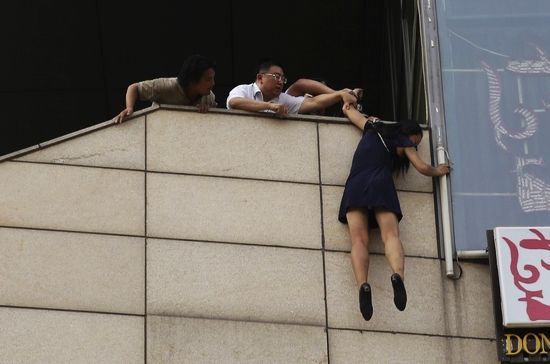 Policeman Uses Handcuffs To Save Suicidal Woman China News Sina English