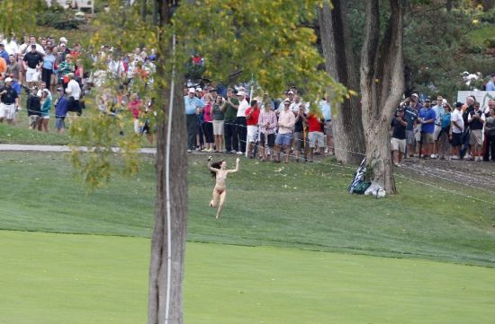 Female+Golf+Streaker Female streaker holding US flag at Golf Open in Ohio - Lifestyle News ...