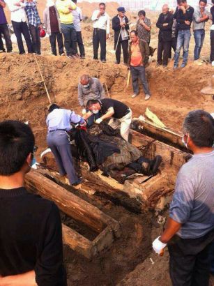 Citizens in Xiangcheng city, central Henan province, claimed to have unearthed an ancient tomb with a mummy in it