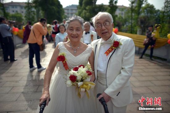19 Couples Celebrate 50th Wedding Anniversary In Mass Ceremony