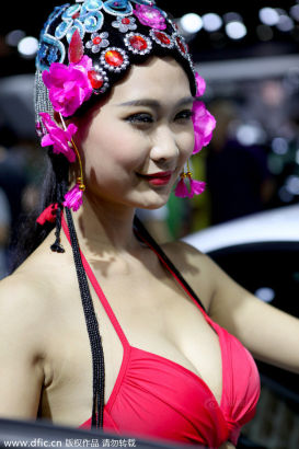 Car show girls with Peking Opera headpiece caught the eye of visitors at the West- - U211P5029DT20140628172645