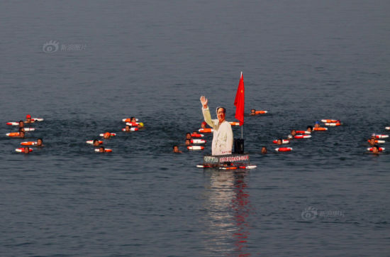 Keen Swimmers Commemorate 48 Th Anniversary Of Chairman Mao Swam In Yangtze River Lifestyle News Sina English