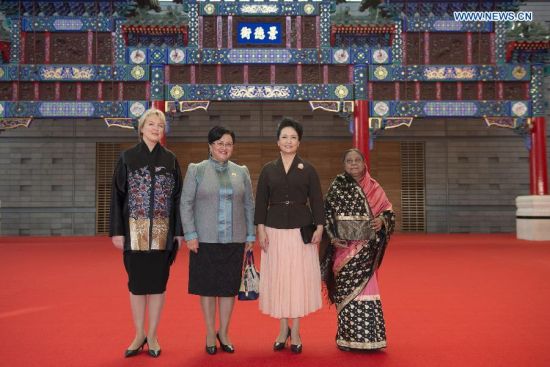 Peng Liyuan Tours Nanjing Museum With Wives Of Foreign
