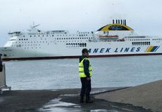 Chinese evacuees from Libya arrive in Greece