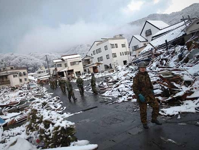 Heavy snow falls in quake-hit areas in Japan
