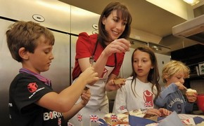 UK first lady bakes wedding cakes