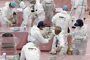 Nuclear evacuees visit homes