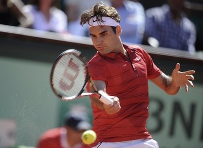 Federer serves notice, advances at French Open