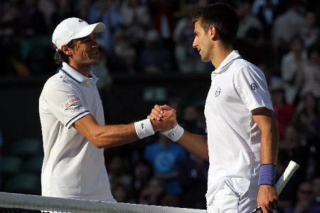 Djokovic through first round at Wimbledon