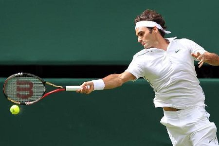 Federer heads into second round at Wimbledon