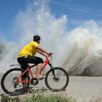 High billows strike seashore in E China