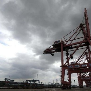 Ningbo Harbor braces for Typhoon Muifa