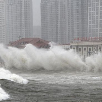 Storm brought by Typhoon Muifa lashes Yantai