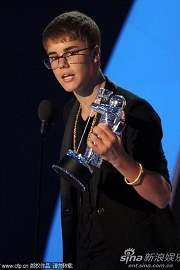 Justin Bieber wins Best Male Video