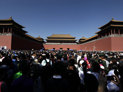 Tourists crowd scenic spots on national holiday