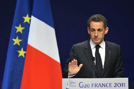 Sarkozy, Merkel promise help, urge early Greece referendum