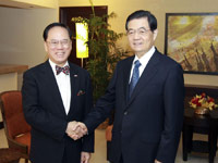 President Hu meets with HKSAR chief executive