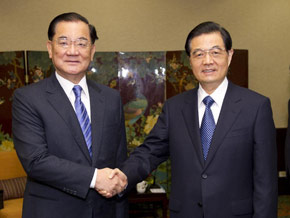 President Hu meets with KMT honorary chairman