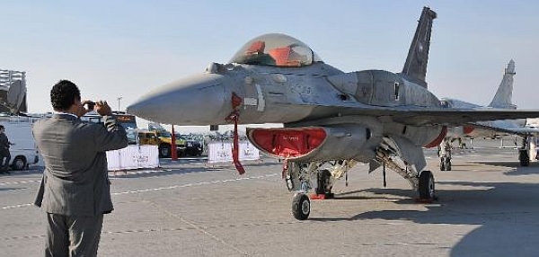 Dubai Int'l Airshow opens with aerobatic performances