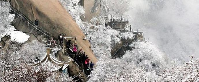 Snow hits Mt. Huashan, bringing charming sceneries