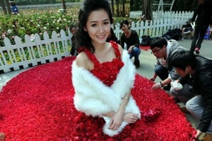Man makes rose dress to propose in Guangzhou