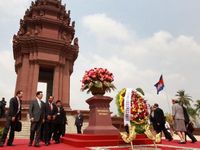 Hu attends wreath-laying ceremonyat Independence Monument