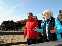 Premier Wen Jiabao visits fault zone in Iceland