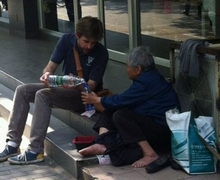 American shares fries with an old Chinese beggar
