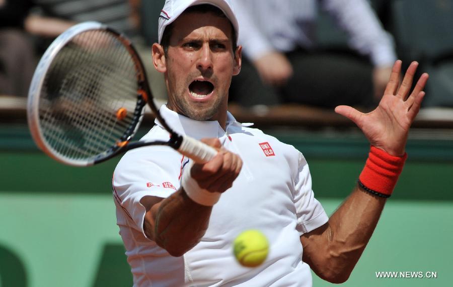 Djokovic crashes Starace to advance at French Open