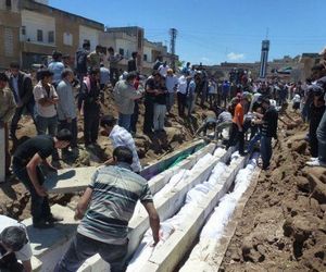 Mass burial of Houla killing victims