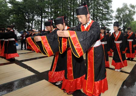 Honoring poet Qu Yuan