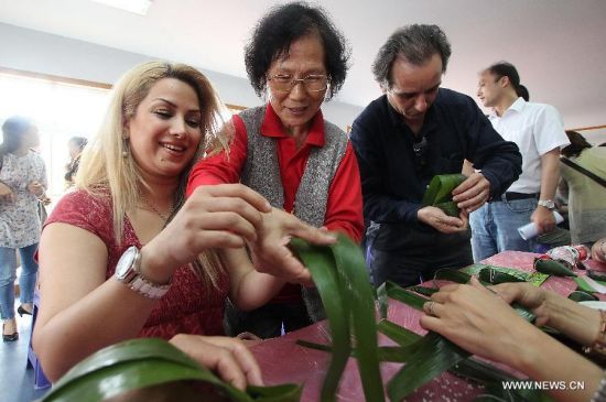 Foreigners learn to make 