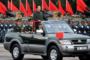 President Hu reviews PLA garrison in Hong Kong