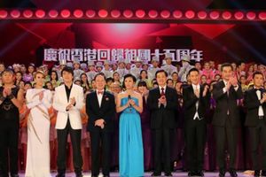 President Hu attends gala show