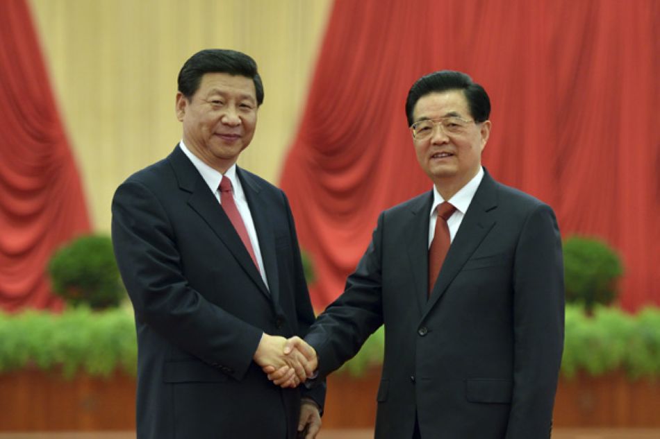 President Hu Jintao shakes hands with newly-elected General Secretary  Xi Jinping